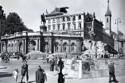 Black and white photo of the destroyed Albertina museum 1945