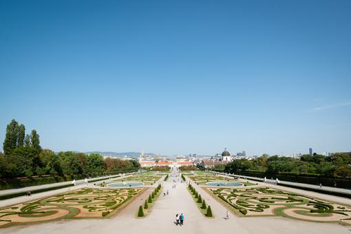 Photo of the baroque palace park of the Belvedere Palace, taken from the Upper Belvedere with a view over the park to the Lower Belvedere.