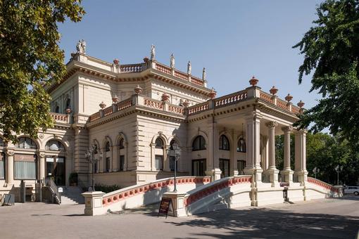 Historic building in the style of the Italian Renaissance with spacious portal and driveway