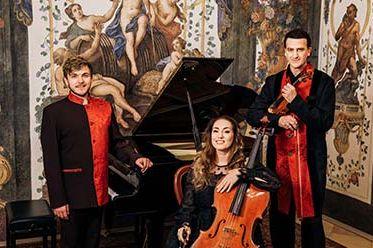 The members of the string quartet of the Mozart Ensemble Vienna in front of a grand piano in front of the frescoes of the Sala Terrena in the Deutschordenshaus