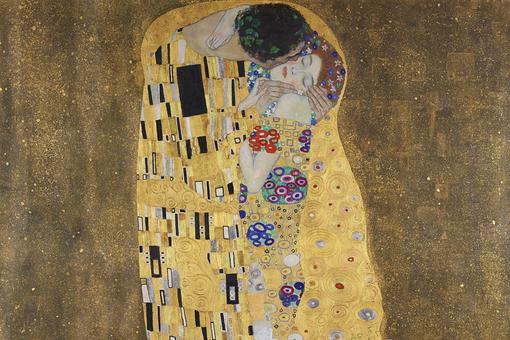A man kisses a woman, depicted in the ornamentation known from Klimt mainly in gold colors