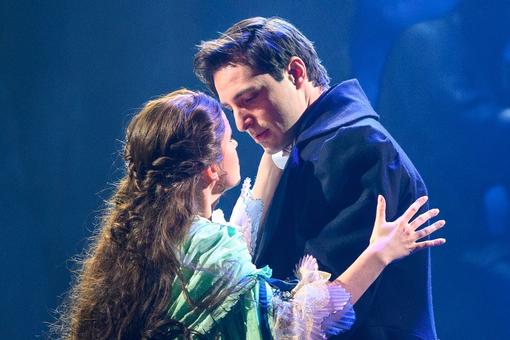 Scene from the musical, showing the two main actors on stage, the Phantom of the Opera already without a mask and the young singer Christine Daaé