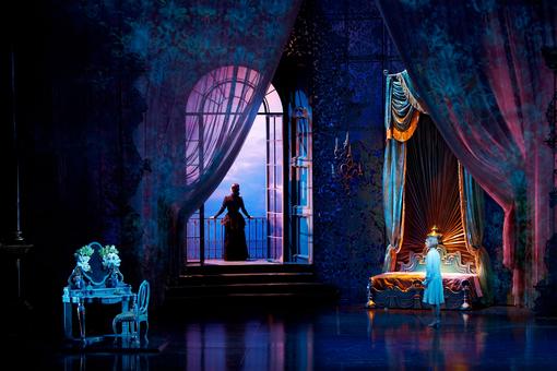 Szenenbild aus dem Musical, das Schlafzimmer in Blau- und Violetttönen, Rebecca steht auf dem Balkon und blickt in die Ferne