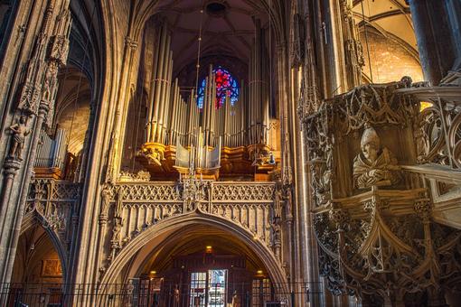 Photo of the giant organ and pulpit of St. Stephen's Cathedral