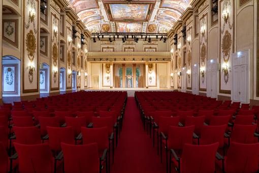 Photo of the Haydn Hall in the Esterházy Palace, view from the first floor at the back into the hall and onto the stage