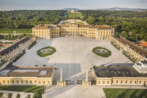 Bird's eye view of Schönbrunn Palace, in the foreground the main entrance, the courtyard and the palace building.