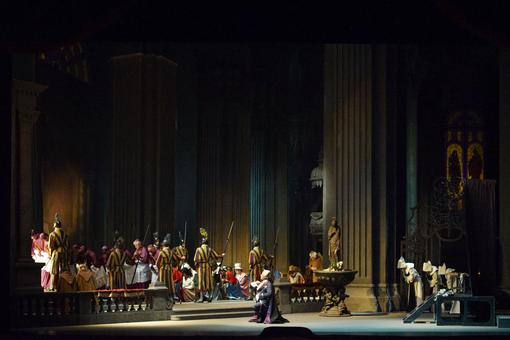 The scene photo shows a situation in St. Peter's Basilica, the Swiss Guard guarding a group of clergymen and women, in the foreground one of the main actors kneeling in front of this group